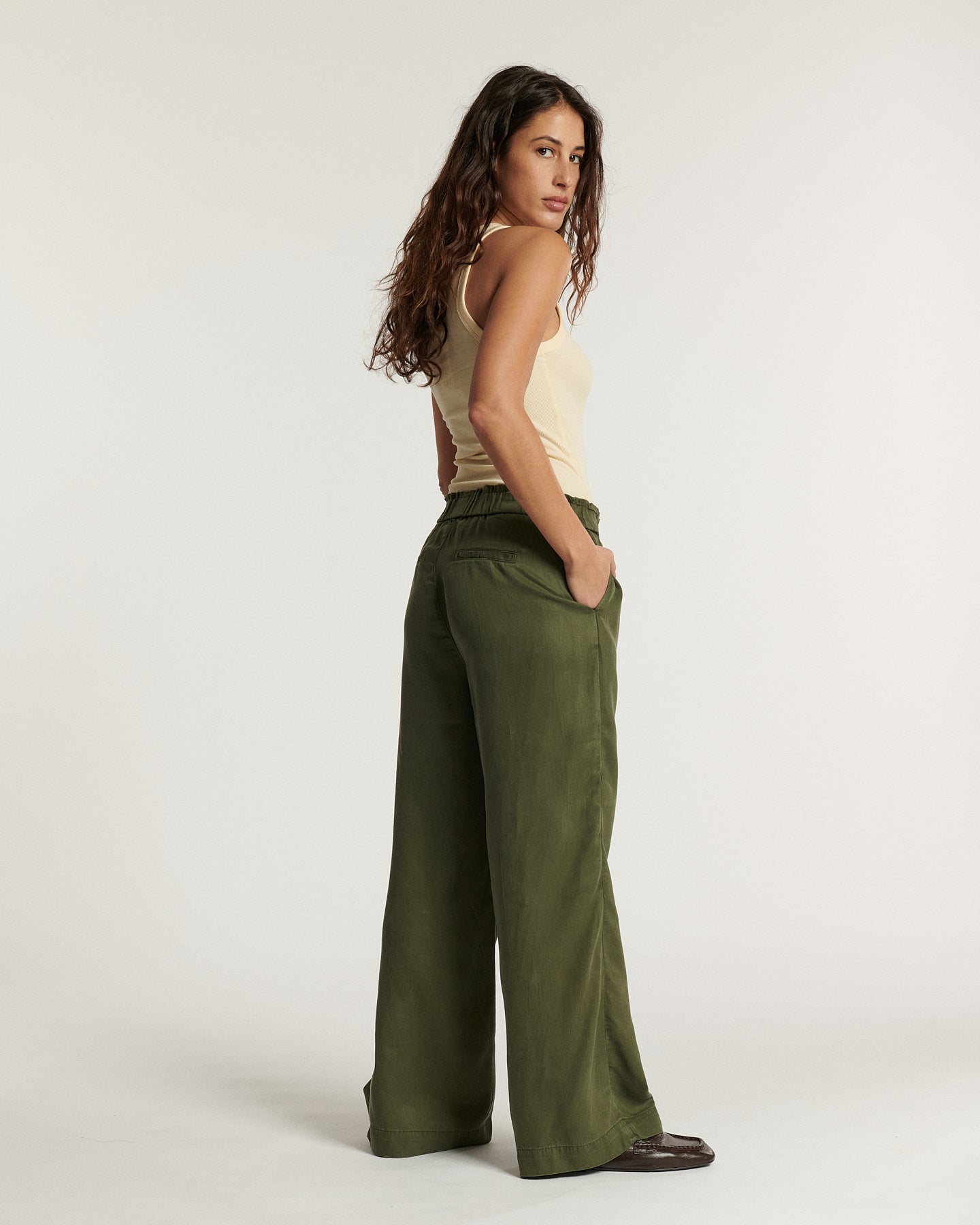 Pantalon large en tencel de couleur kaki avec taille élastiquée, coupe fluide et confortable, idéal pour toutes les morphologies féminines.