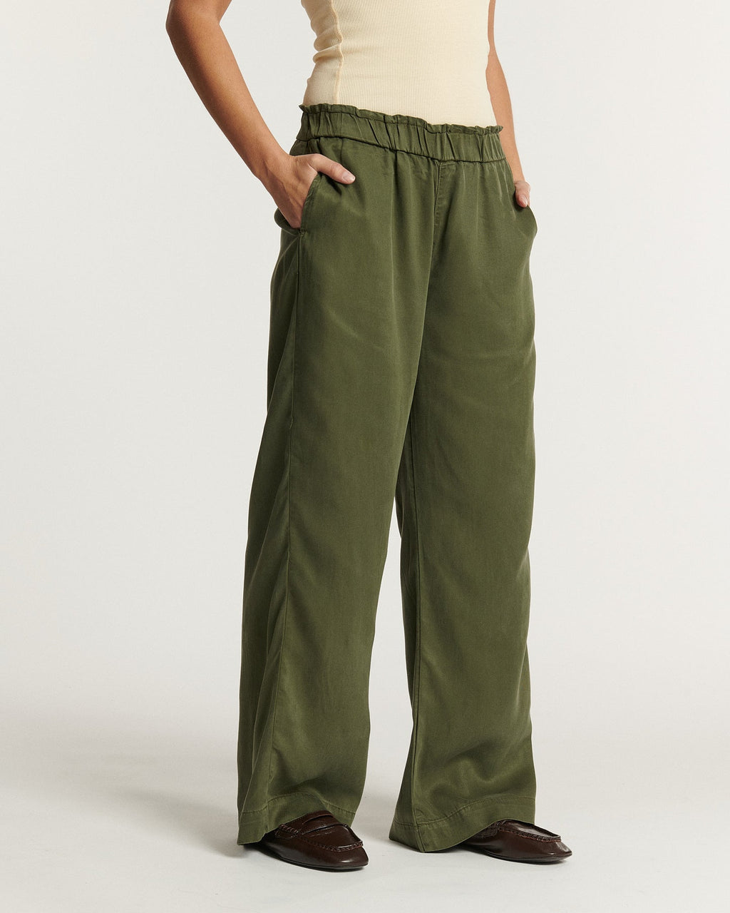 Pantalon fluide en tencel kaki avec taille élastiquée et coupe large, offrant confort et élégance décontractée pour toutes les morphologies féminines.
