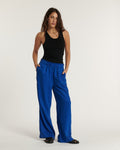 Pantalon femme en tencel bleu outre-mer, fluide et léger, coupe large et taille élastiquée pour un confort ajusté à toutes les morphologies.