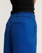Jean femme en Tencel bleu outremer, coupe droite et taille élastiquée, tissu fluide et léger pour un confort optimal adapté à toutes les morphologies.