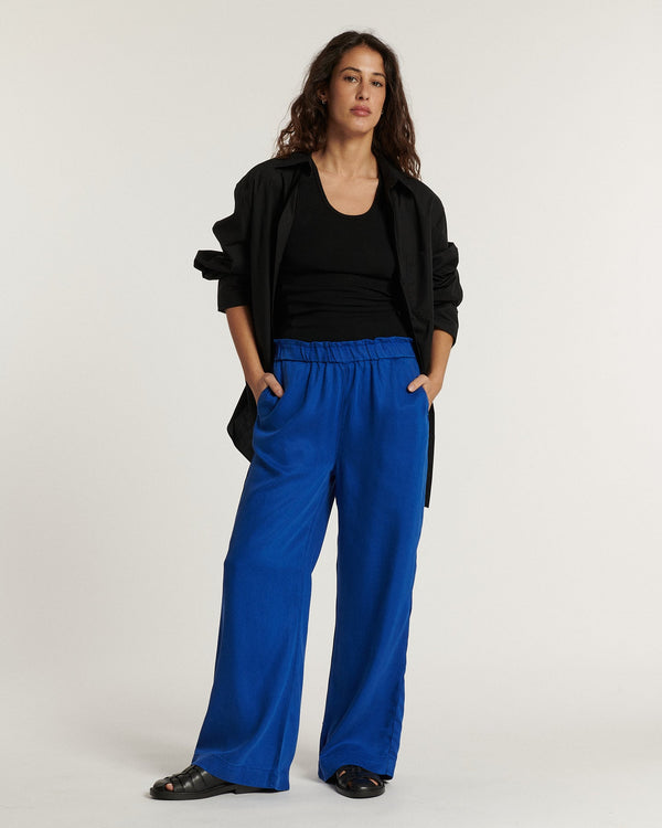 Flowing pants in intense blue Tencel fabric with elastic waist, wide and comfortable cut, ideal for women looking for a casual and elegant style.
