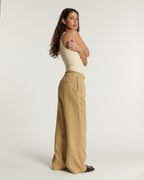 Pantalon large en tencel beige clair avec taille élastique, coupe fluide et confortable, idéal pour un look décontracté et élégant au quotidien.