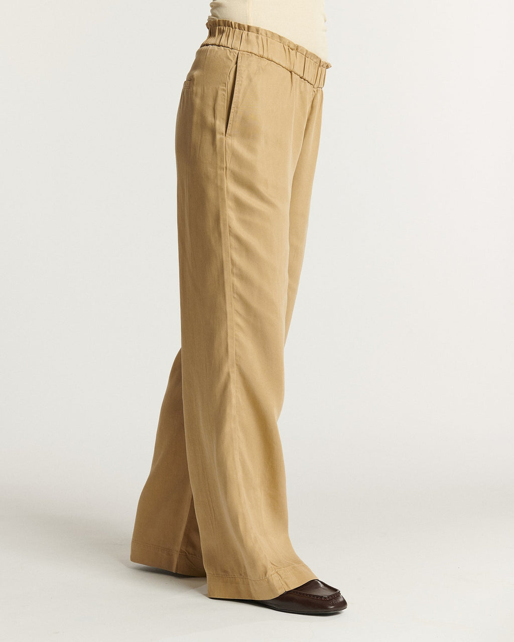 Pantalon femme en tissu Tencel couleur praline, coupe droite et fluide avec taille élastiquée pour un confort optimal et une silhouette élégante.