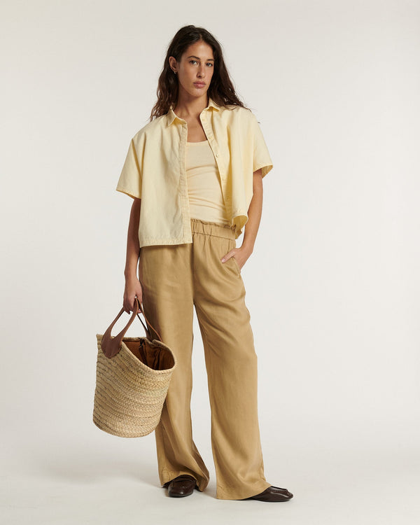 Flowing praline-colored pants in tencel fabric, wide and relaxed cut with elastic waist, perfect for a comfortable and elegant women's style.
