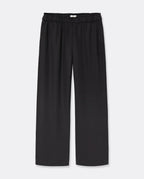 Pantalon fluide marron en tencel, coupe droite et ample, conçu pour s’adapter à toutes les morphologies féminines avec un confort optimal.