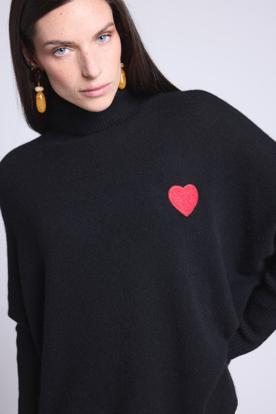 Jersey Cuello Alto Corazón Poncho Naya - Negro y Corazón Rojo - Mujer