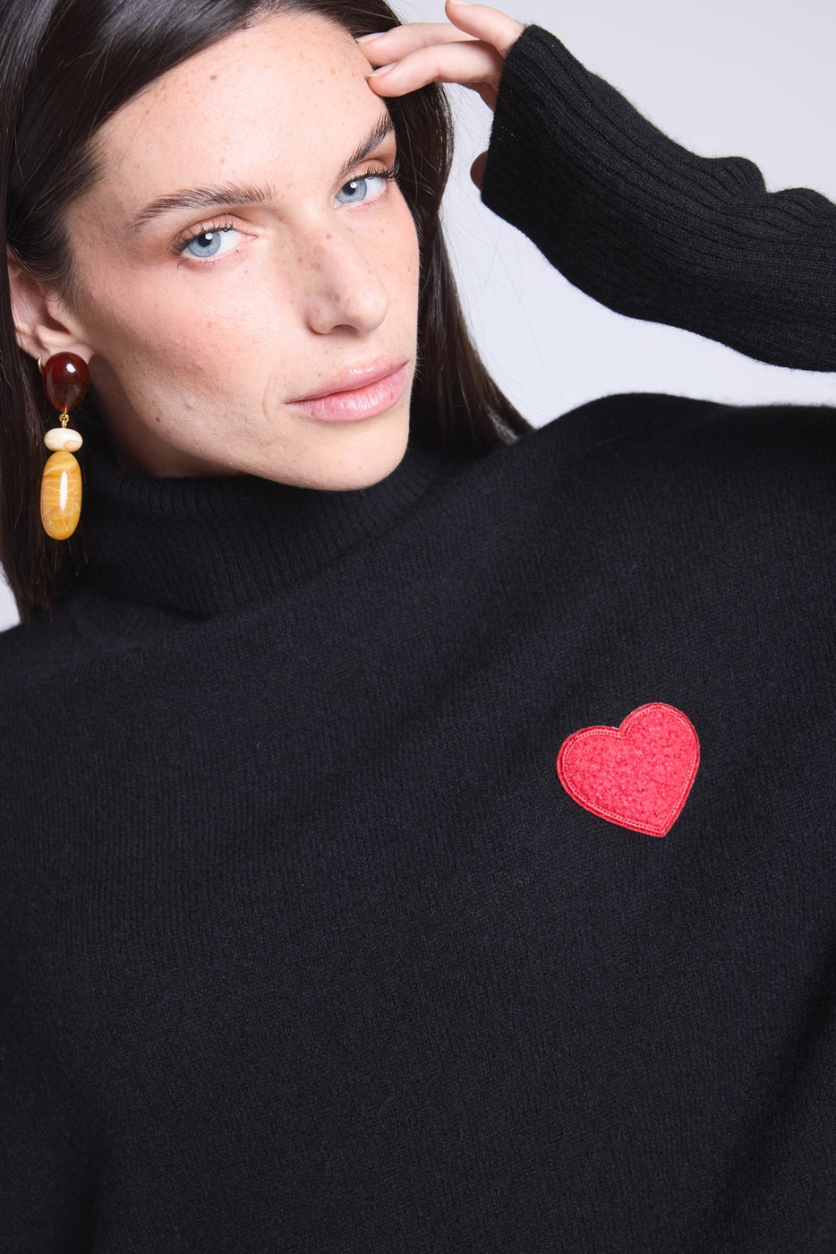 Jersey Cuello Alto Corazón Poncho Naya - Negro y Corazón Rojo - Mujer