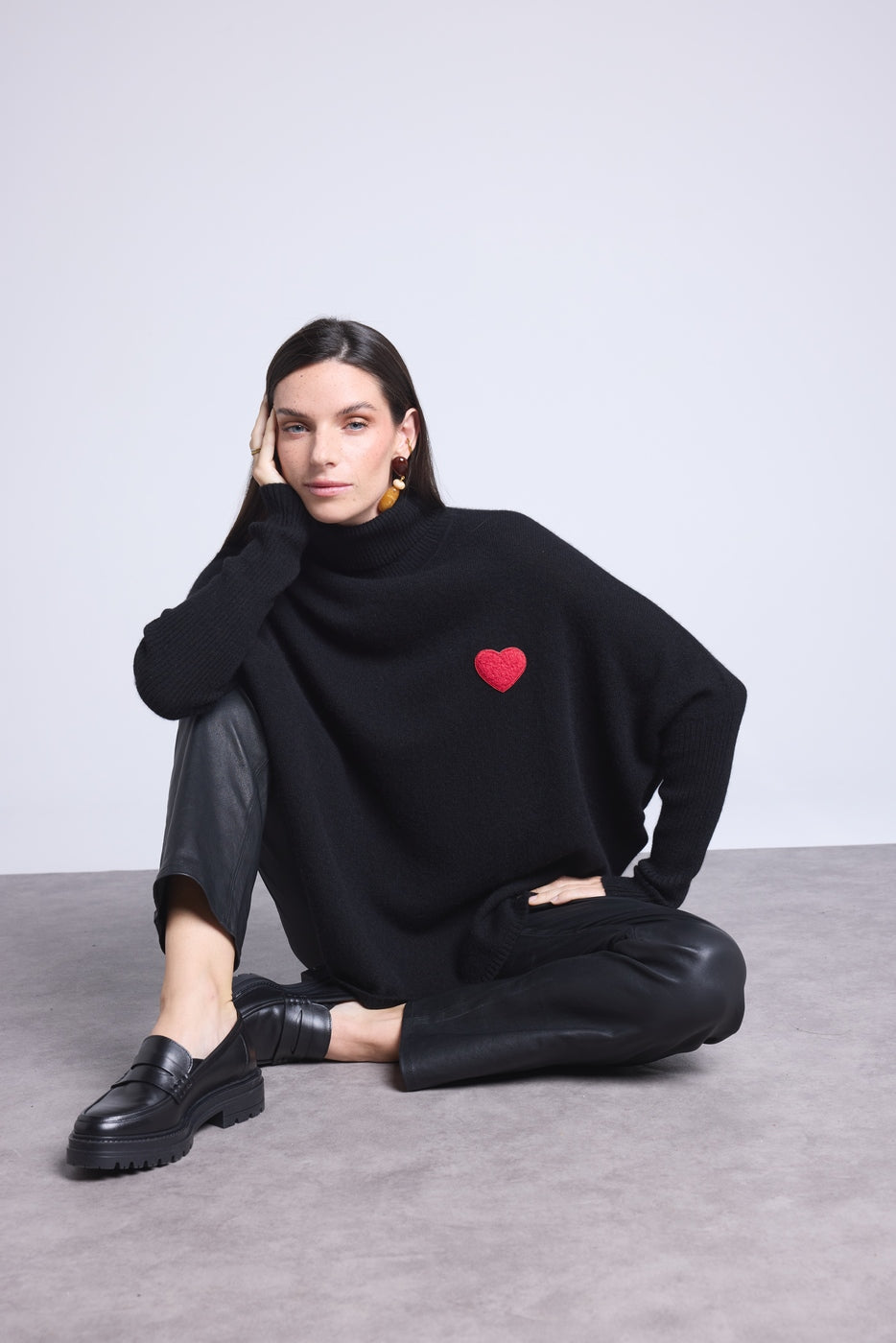 Jersey Cuello Alto Corazón Poncho Naya - Negro y Corazón Rojo - Mujer