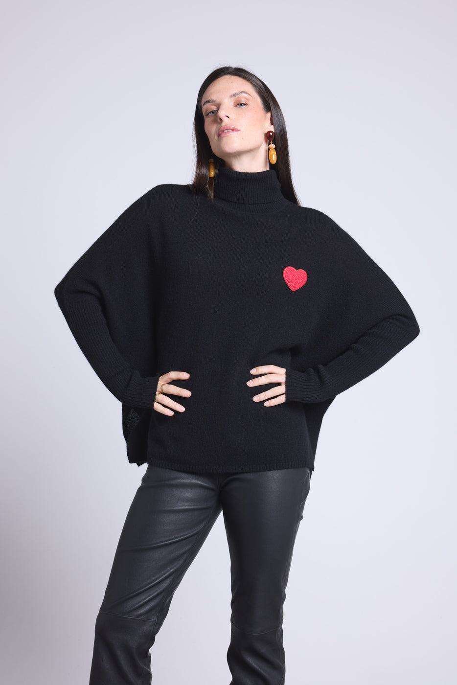 Jersey Cuello Alto Corazón Poncho Naya - Negro y Corazón Rojo - Mujer