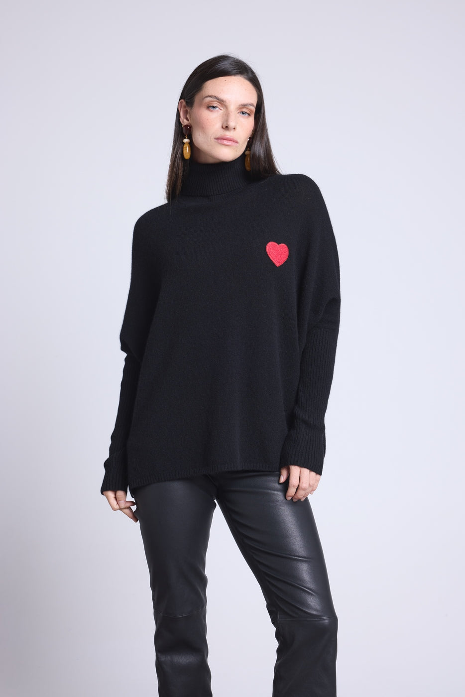 Jersey Cuello Alto Corazón Poncho Naya - Negro y Corazón Rojo - Mujer