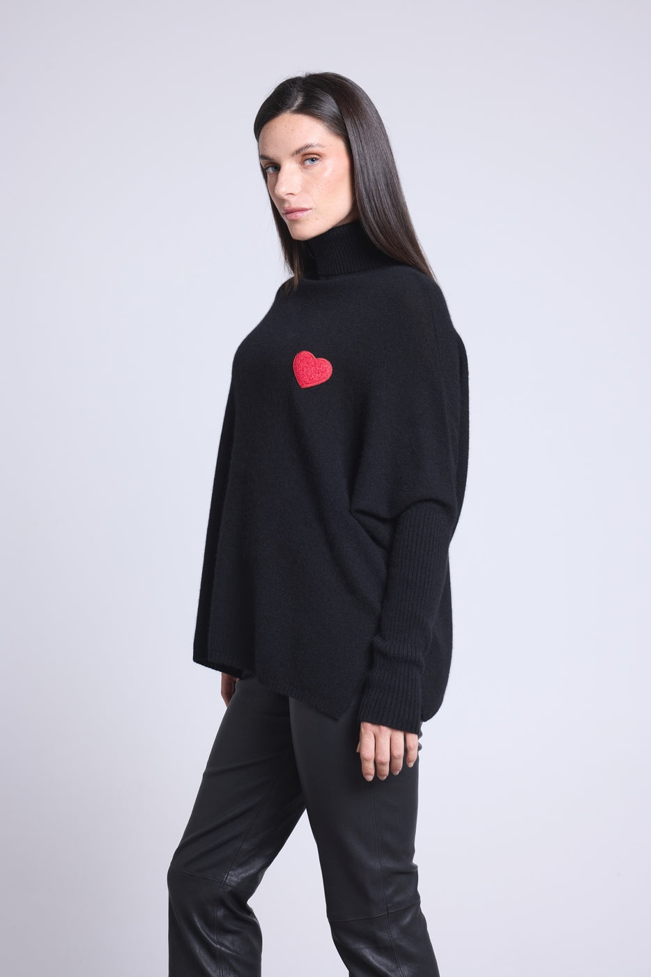 Jersey Cuello Alto Corazón Poncho Naya - Negro y Corazón Rojo - Mujer