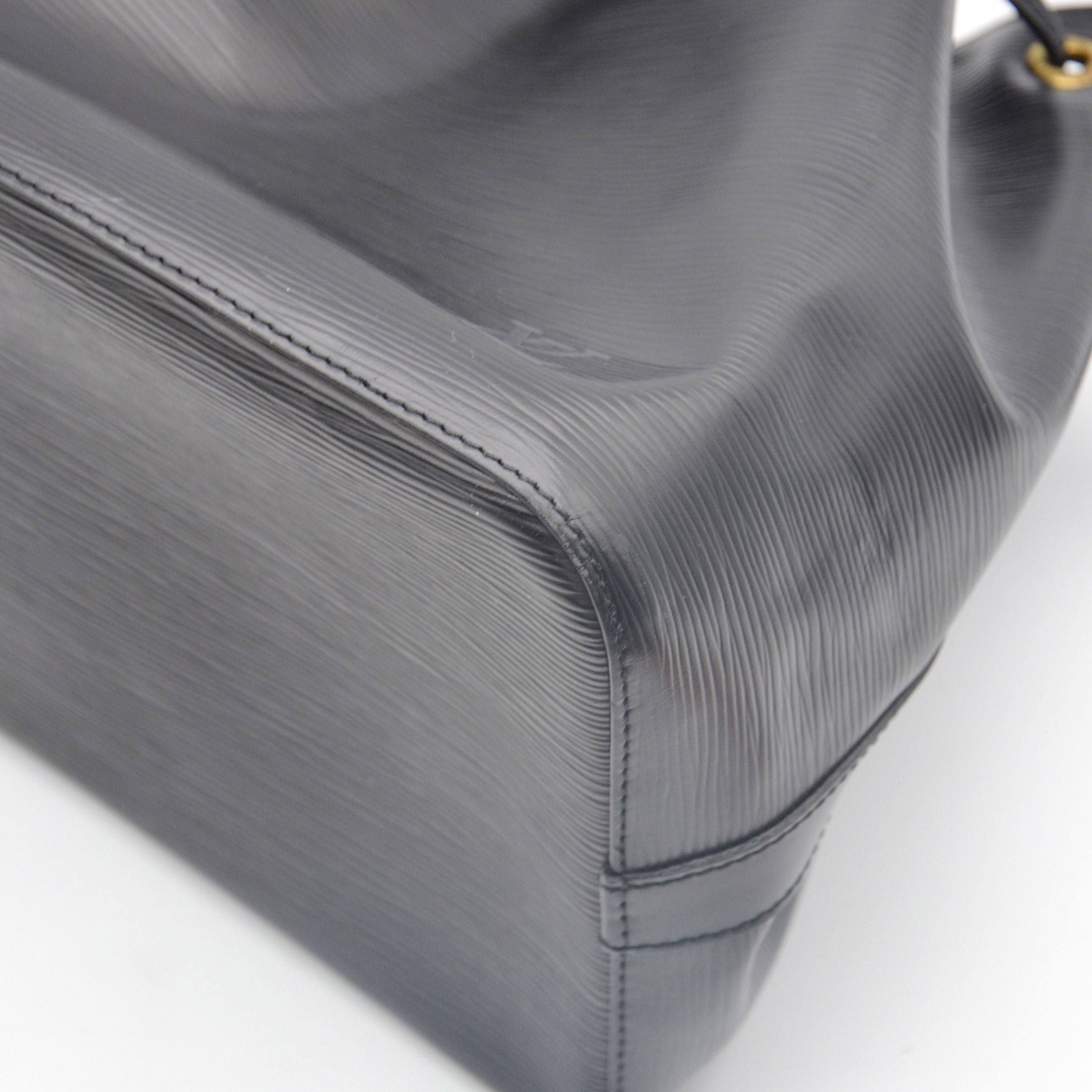 Louis Vuitton Noé Medium Model Black Épi Leather