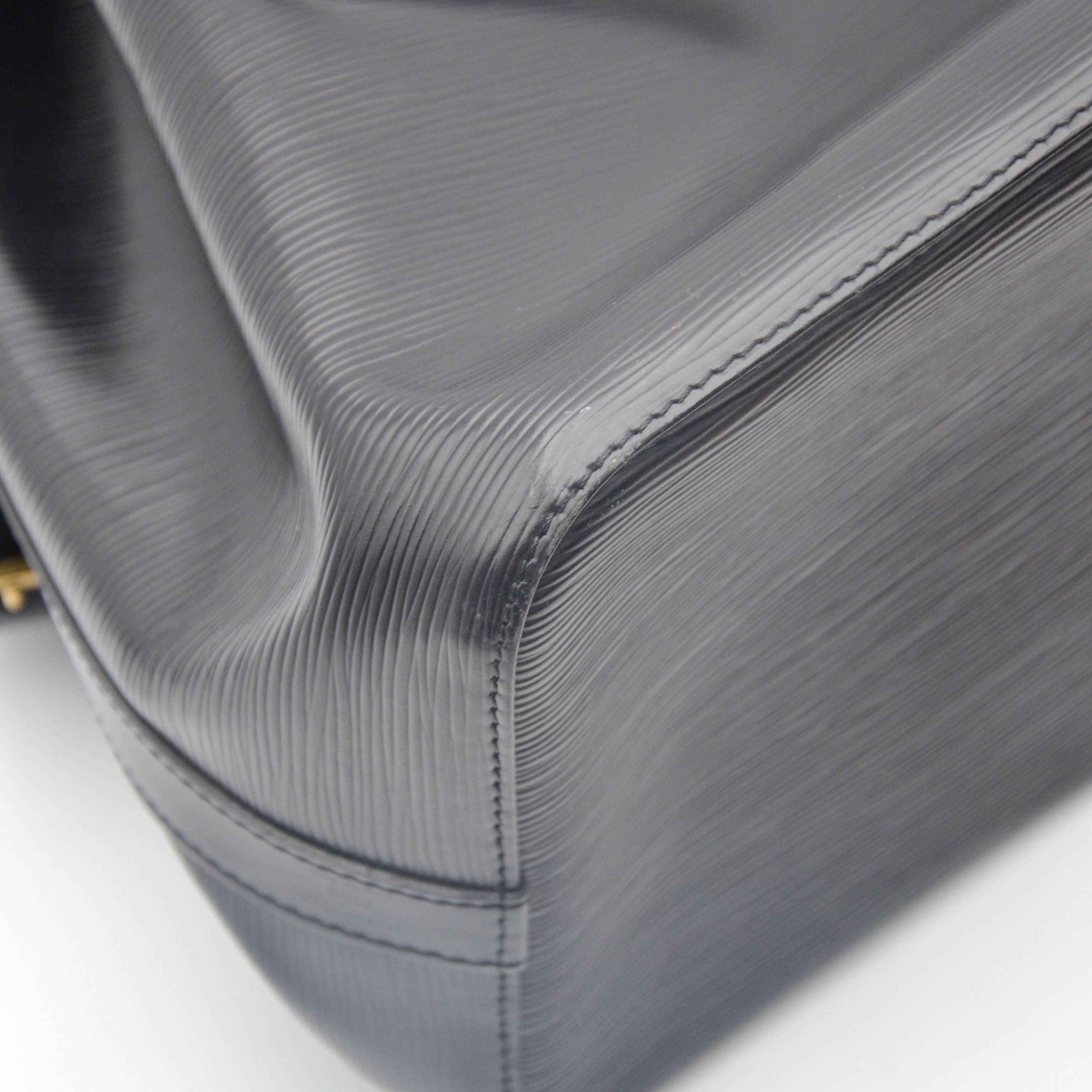 Louis Vuitton Noé Medium Model Black Épi Leather