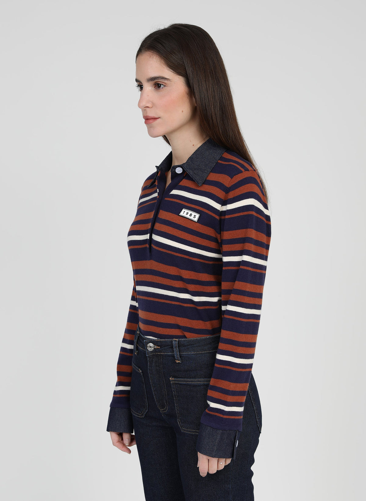 An'ge – Pull Nonojo Marine, mannequin de profil portant un polo rayé bleu marine, marron et blanc