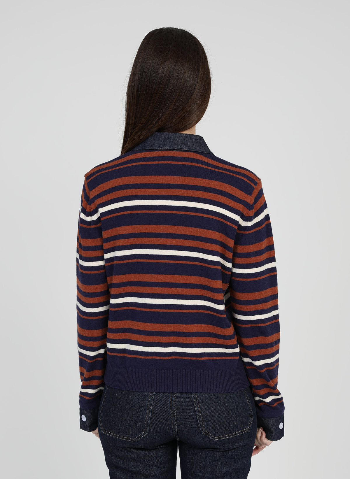 An'ge – Pull Nonojo Marine, vue de dos d'une femme portant un pull rayé bleu marine et marron