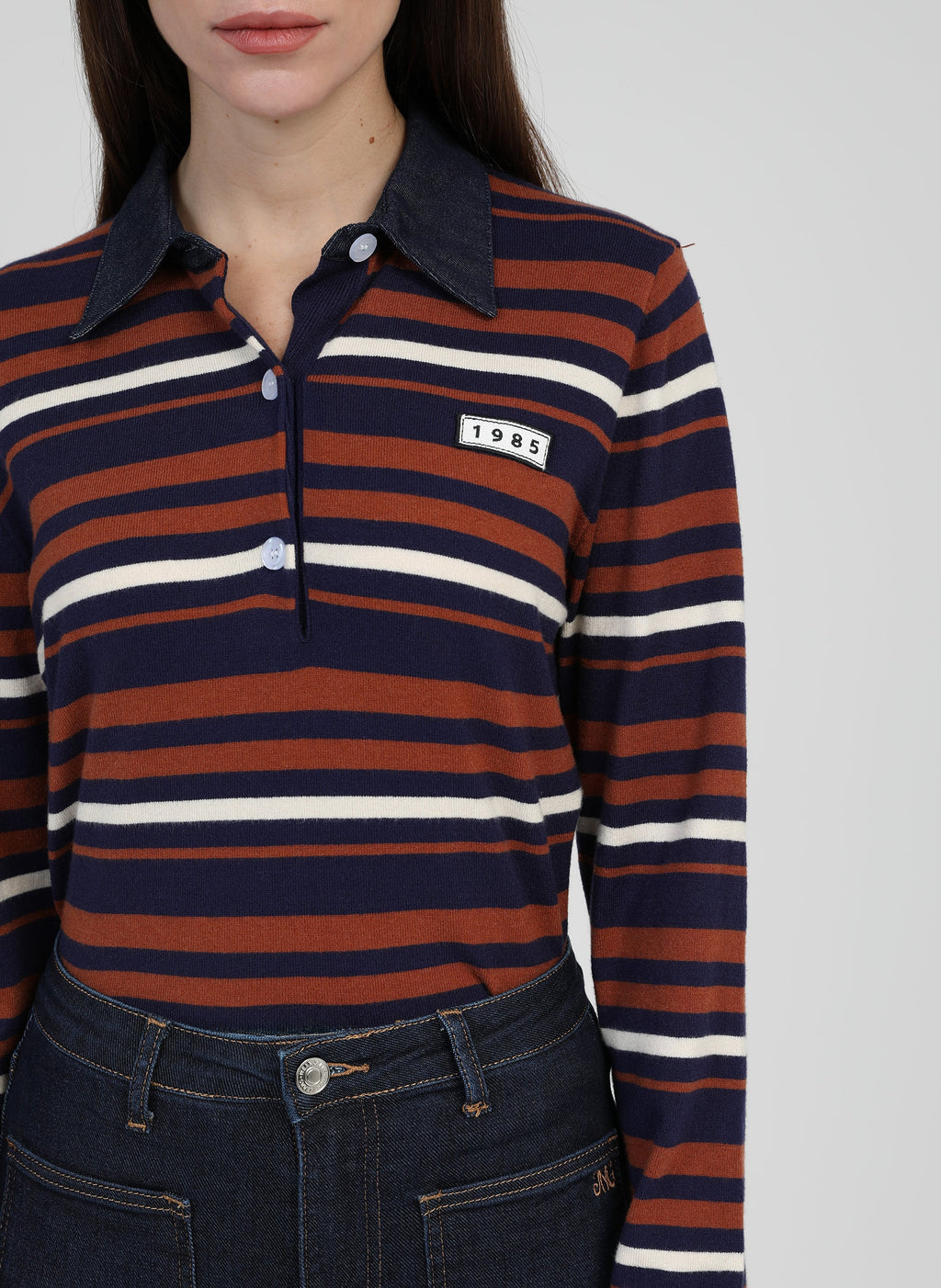 An'ge – Pull Nonojo Marine, mannequin portant un polo rayé bleu marine, marron et blanc, avec un col en jean