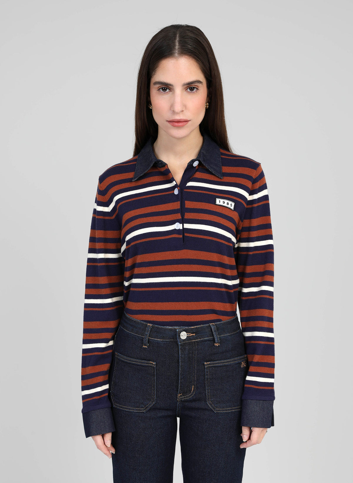 An'ge – Pull Nonojo Marine, mannequin portant un polo rayé bleu marine, marron et blanc, de face