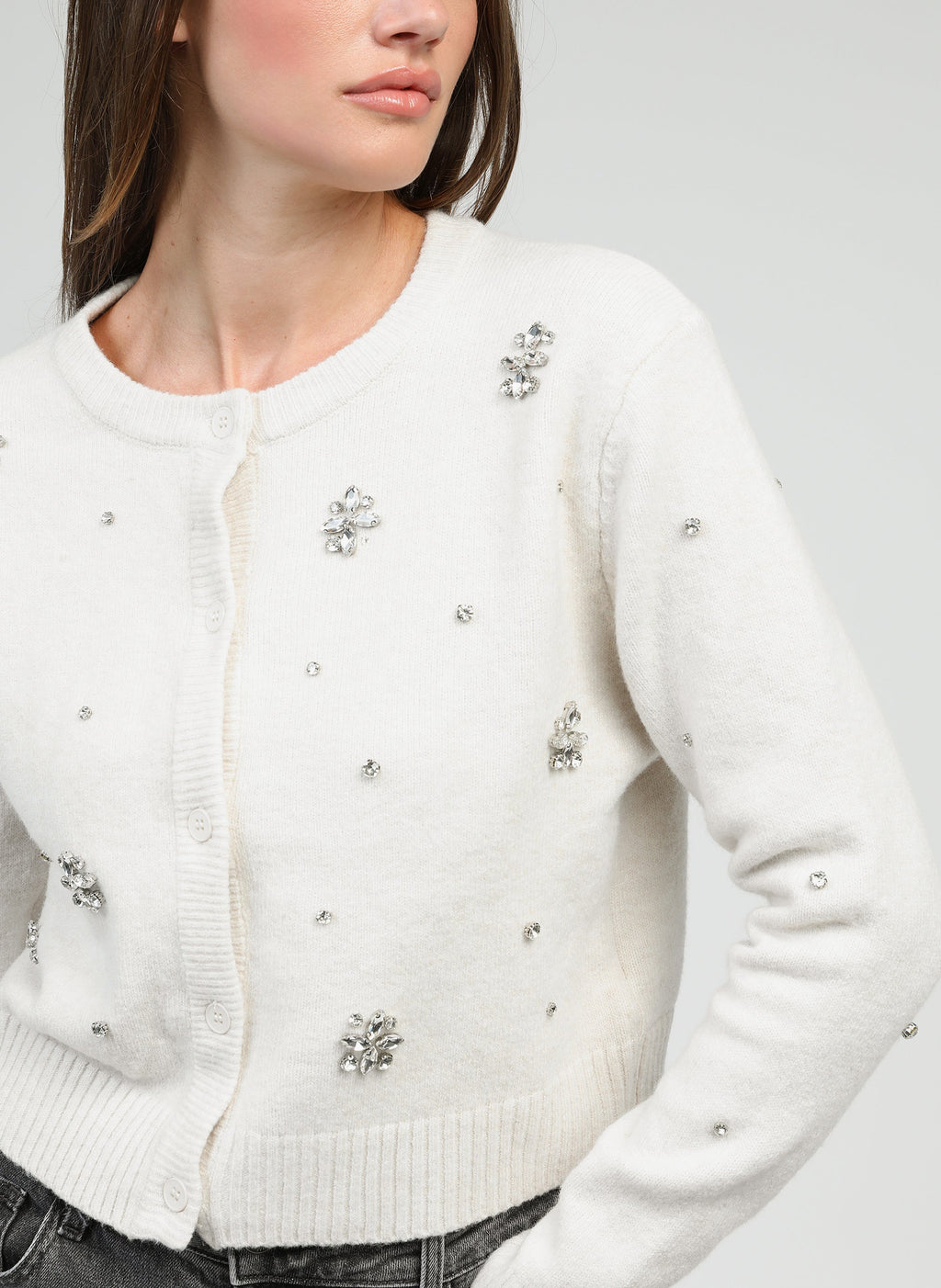 An'ge – Vest Norine Ecru, gebroken wit vest met strass gedragen door een model, vooraanzicht