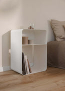 Stehender Nachttisch in Weiß mit zwei offenen Regalen, modern und minimalistisch im Design.