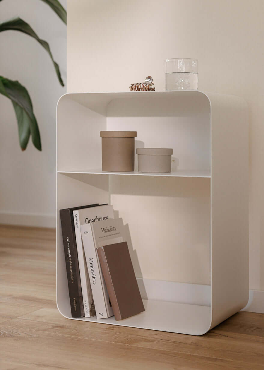 Stehender Nachttisch mit minimalistischen Formen und pulverbeschichteter Oberfläche in einem modernen Raum.
