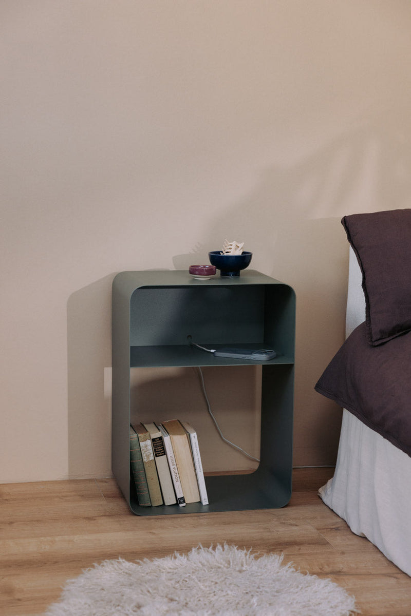 Stehender Nachttisch Damio in minimalistischem Stil, pulverbeschichtet und elegant für das Schlafzimmer.