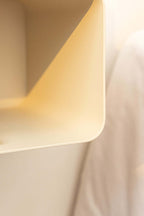 Detailansicht des hängenden Nachttisch NELIO mit modernem, minimalistischem Design.