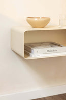 Hängender Nachttisch NELIO mit minimalistischer Form und aufgeräumtem Design, ideal für modern Schlafzimmer.