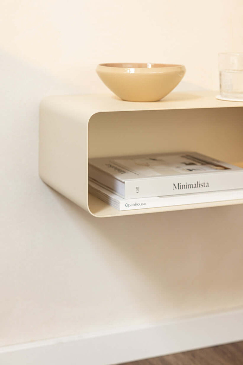 Hängender Nachttisch NELIO mit minimalistischer Form und aufgeräumtem Design, ideal für modern Schlafzimmer.