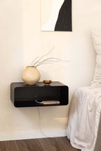 Hängender Nachttisch NELIO in modernem Design mit einer Vase und dekorativem Zubehör