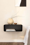 Hängender Nachttisch NELIO mit minimalistischer Formgebung und decorativem Zubehör an einer Wand.