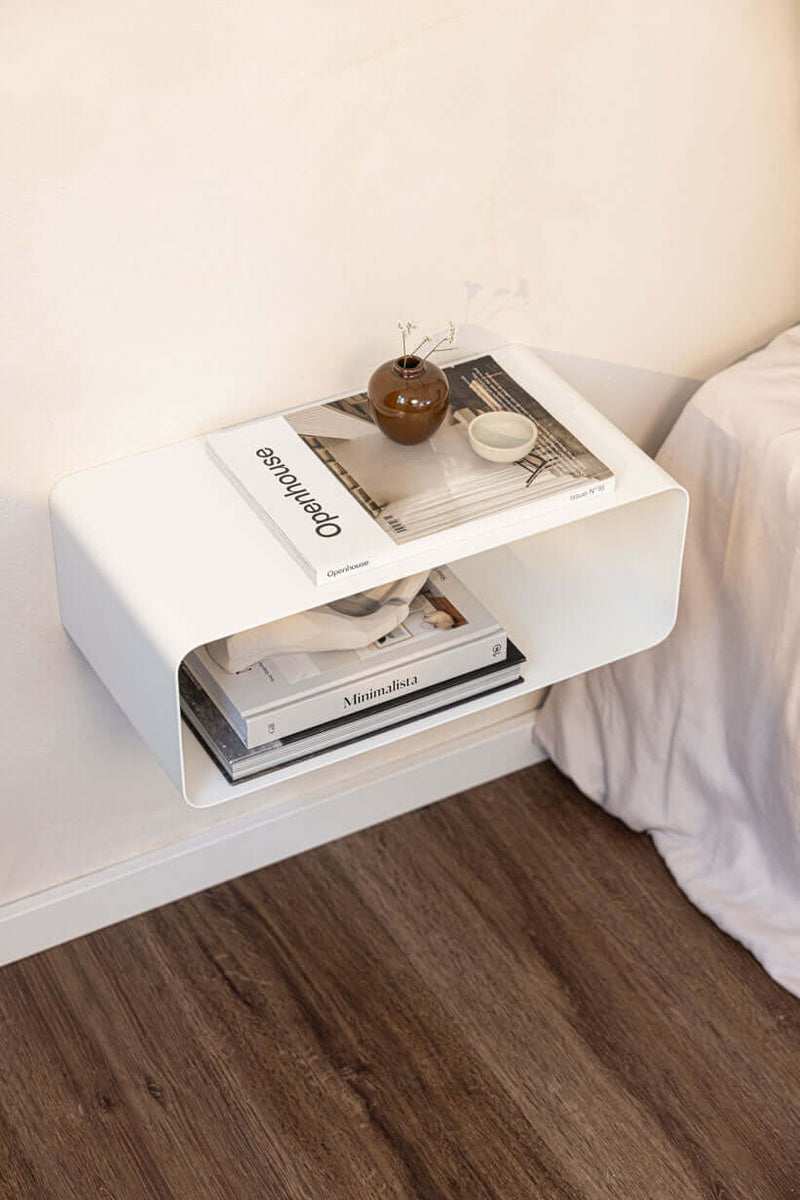 Hängender Nachttisch NELIO im modernen Design mit minimalistischer Form und practical Wandbefestigung.