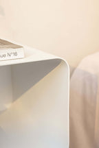 Hängender Nachttisch NELIO mit minimalistischer Form und modernem Design, ideal für kleine Räume.