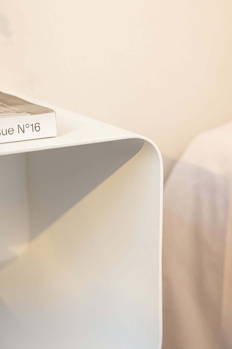 Hängender Nachttisch NELIO mit minimalistischer Form und modernm Design, ideal für kleine Räume.