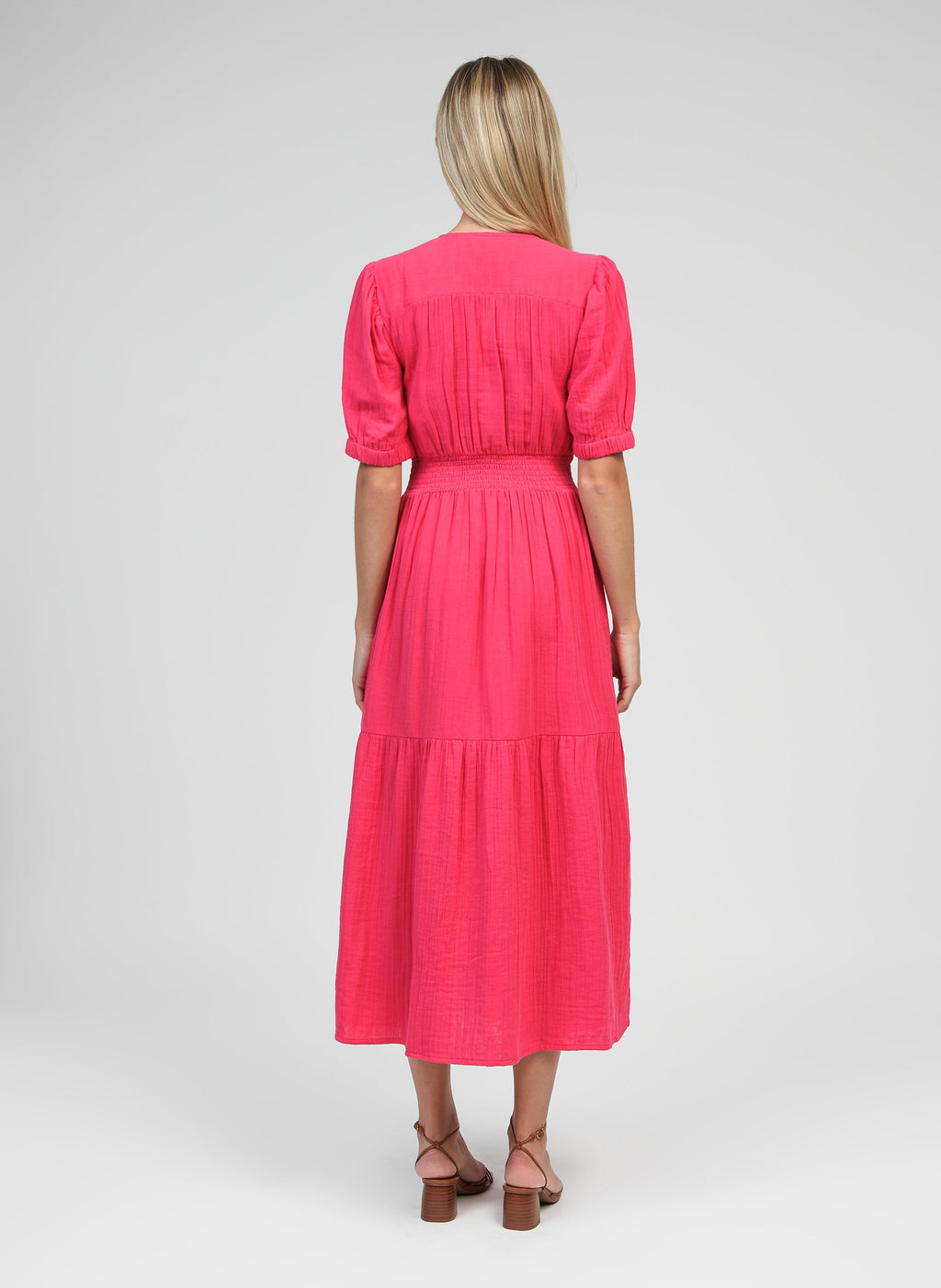 An'ge – Robe Midi Odoumilo Framboise, mannequin de dos portant une robe longue rose fuchsia en coton