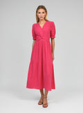 An'ge – Robe Midi Odoumilo Framboise, robe longue rose fuchsia portée par un mannequin, vue de face
