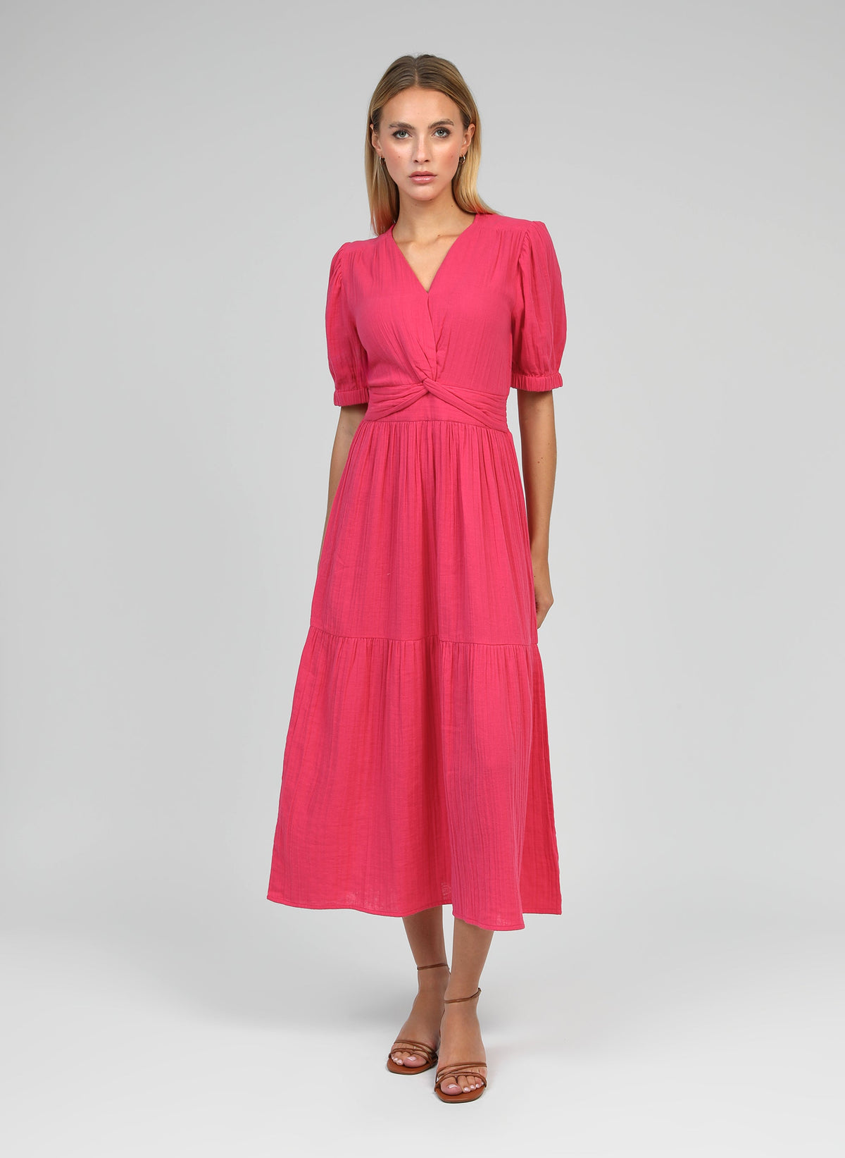An'ge – Robe Midi Odoumilo Framboise, robe longue rose fuchsia portée par un mannequin, vue de face