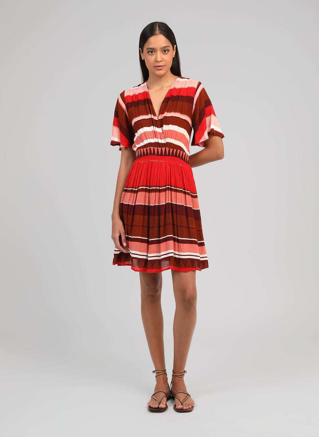 An'ge – Robe Courte Oflyma Sulana Bordeaux, robe courte à rayures multicolores portée par un mannequin de face