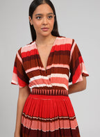 An'ge – Robe Courte Oflyma Sulana Bordeaux, mannequin portant une robe longue plissée à rayures multicolores, vue de face
