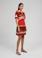 An'ge – Robe Courte Oflyma Sulana Bordeaux, robe courte à rayures multicolores portée par un mannequin de face