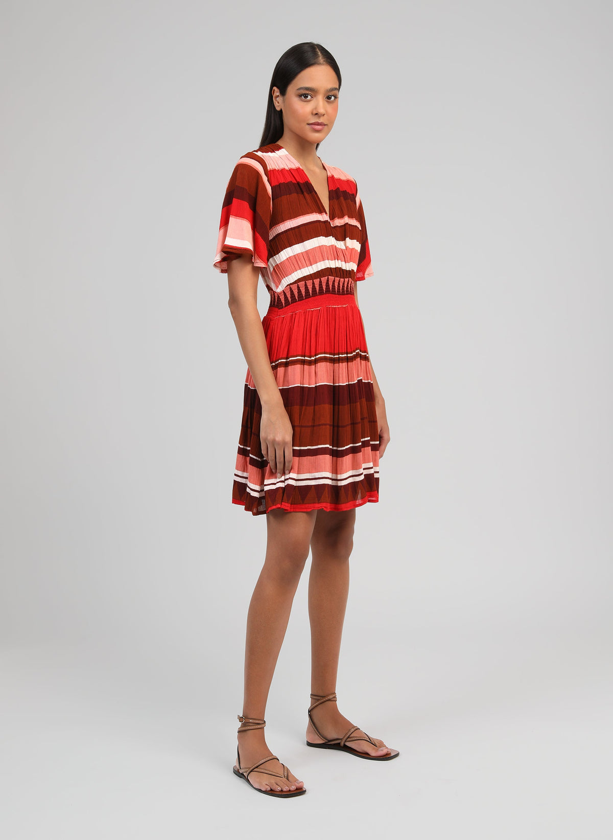An'ge – Robe Courte Oflyma Sulana Bordeaux, robe courte à rayures multicolores portée par un mannequin de face