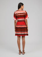 An'ge – Robe Courte Oflyma Sulana Bordeaux, robe courte à rayures multicolores portée de dos par un mannequin