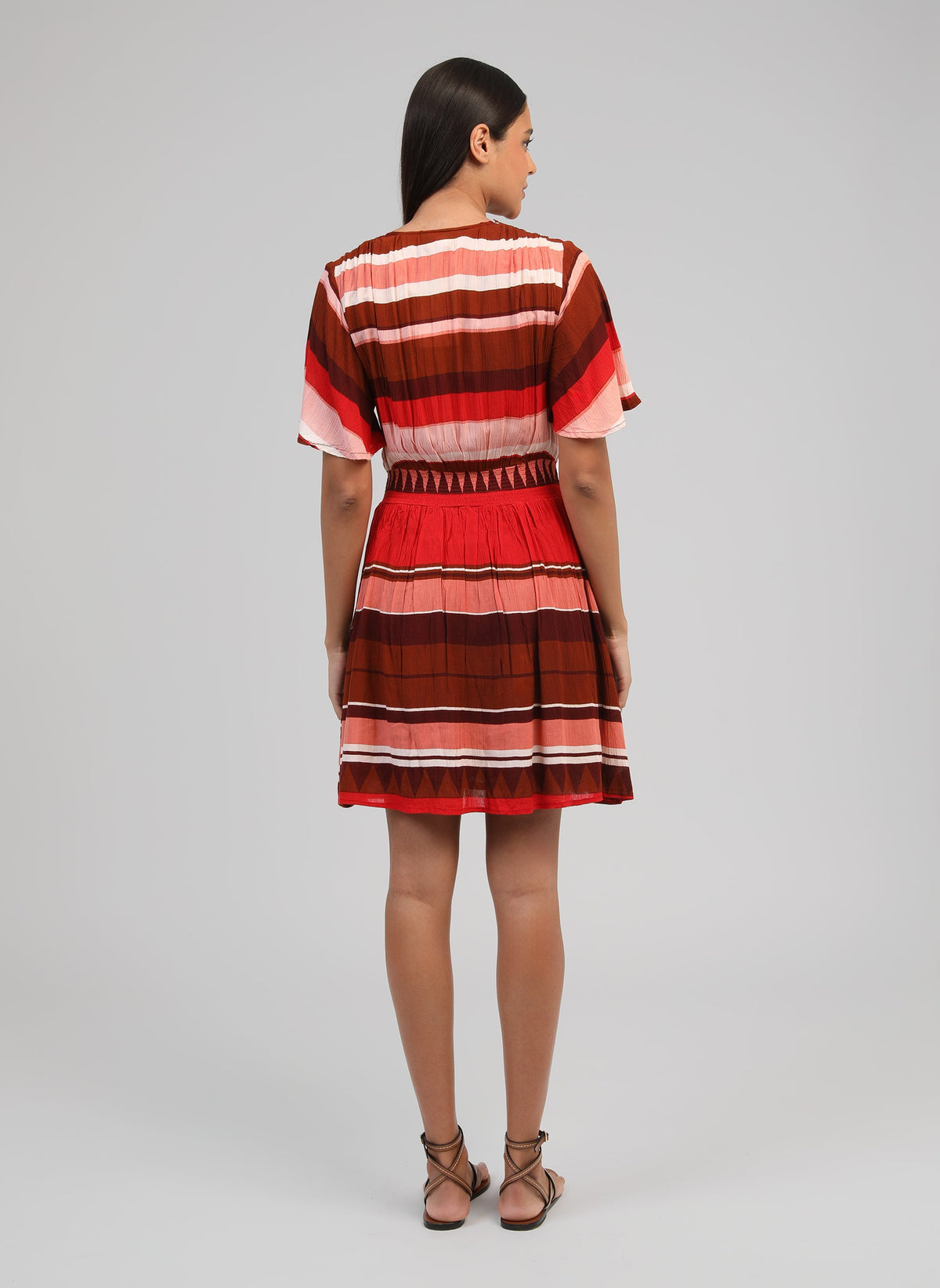 An'ge – Robe Courte Oflyma Sulana Bordeaux, robe courte à rayures multicolores portée de dos par un mannequin