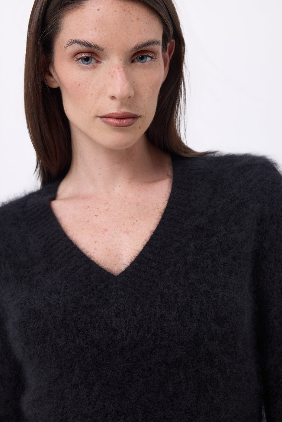 V-Neck Jumper – Brushed Cashmere Orion - Black - Women