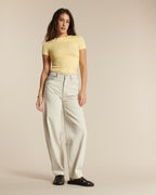 Jean pour femme en denim 100 % coton, couleur naturelle non teintée, coupe large et barrel avec une taille haute adaptée à toutes les morphologies.