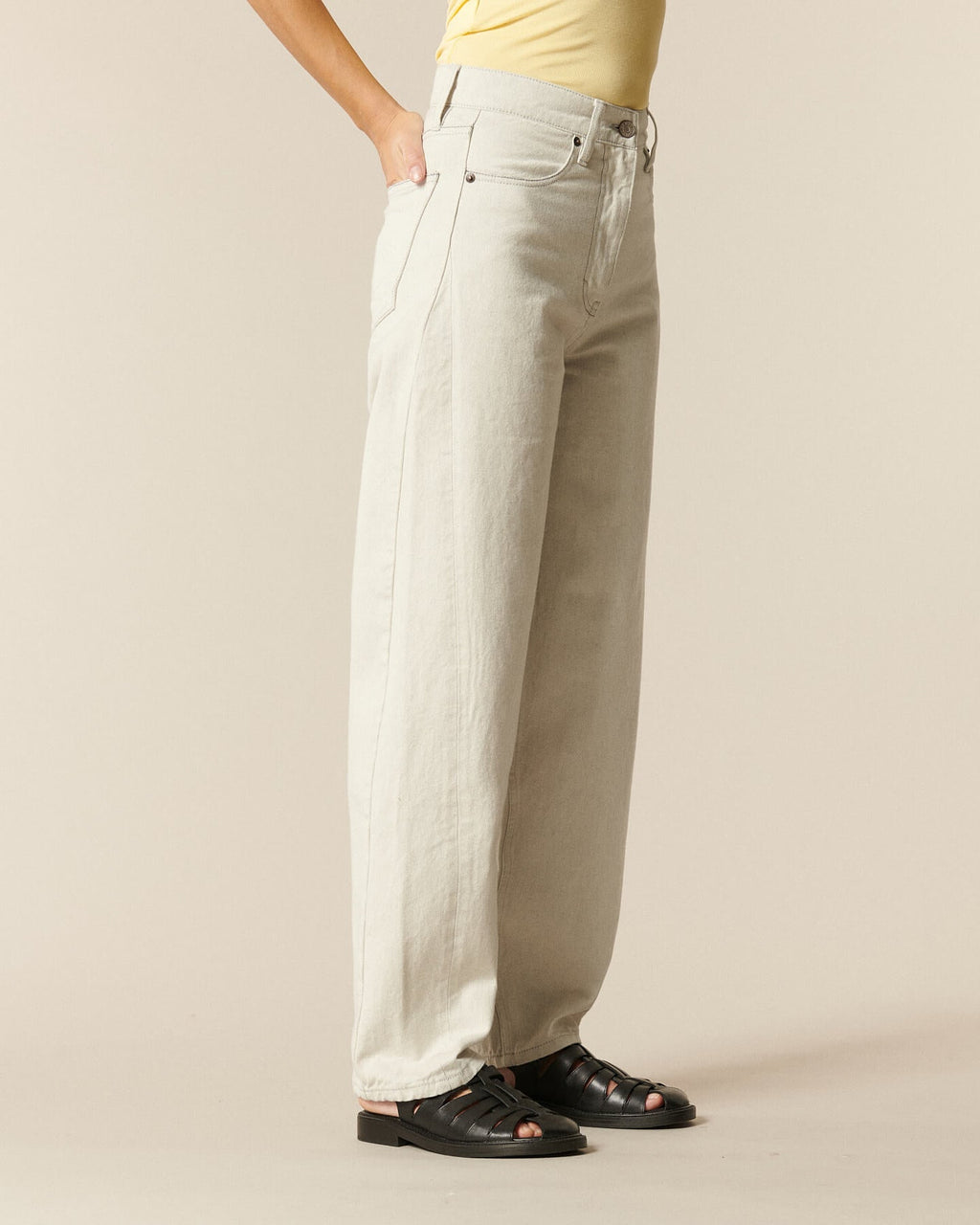 Jean denim 100 % coton couleur granit délavé clair, coupe barrel ample, modèle féminin confortable et adapté à toutes les morphologies.