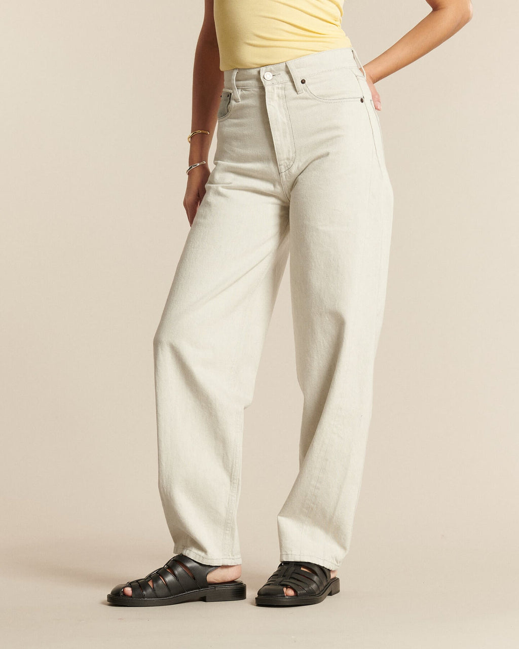 Jean pour femme en denim non teint blanc cassé, coupe large barrel , tissu 100 % coton, idéal pour toutes les morphologies avec un style décontracté et moderne.