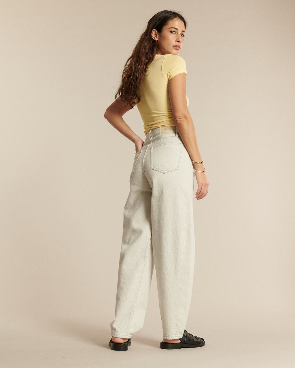 Jean femme en denim non teinté de couleur granit clair, coupe ample et barrel, en coton, offrant un confort et une adaptation à toutes les morphologies.