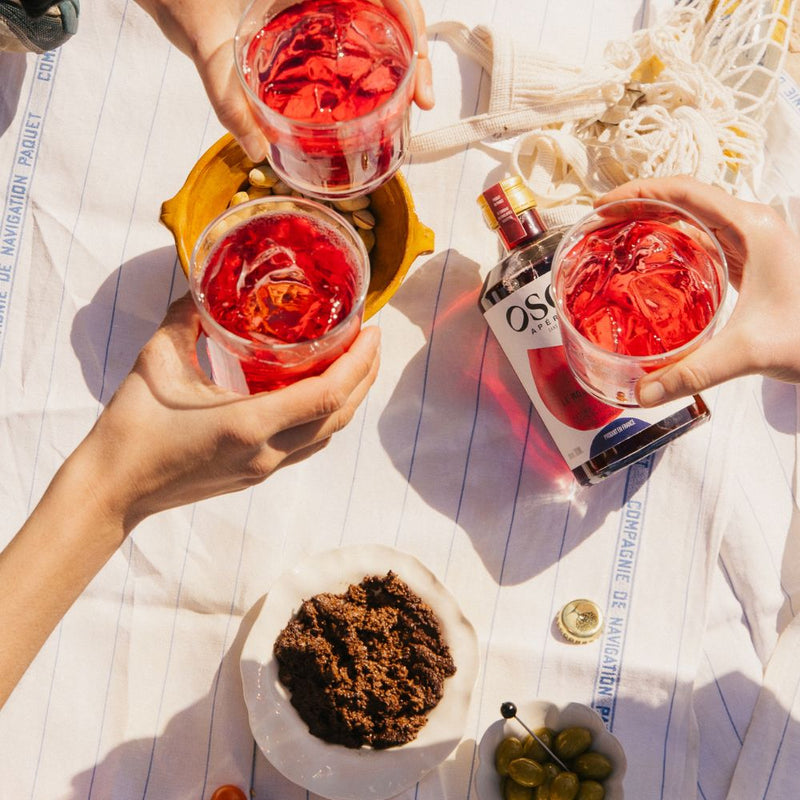 Trinquez en toute légèreté avec OSCO Le Rouge Ardent, un apéritif sans alcool bio hypocalorique et fabriqué en France.