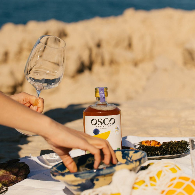 L'apéro avec les copains c'est toujours avec OSCO, des apéritifs sans alcool aux saveurs de romarin, anis et gentiane. A servir en cocktail sans alcool dilué de tonic. Très simple, naturel, bio et moins de 40kcal/verre.