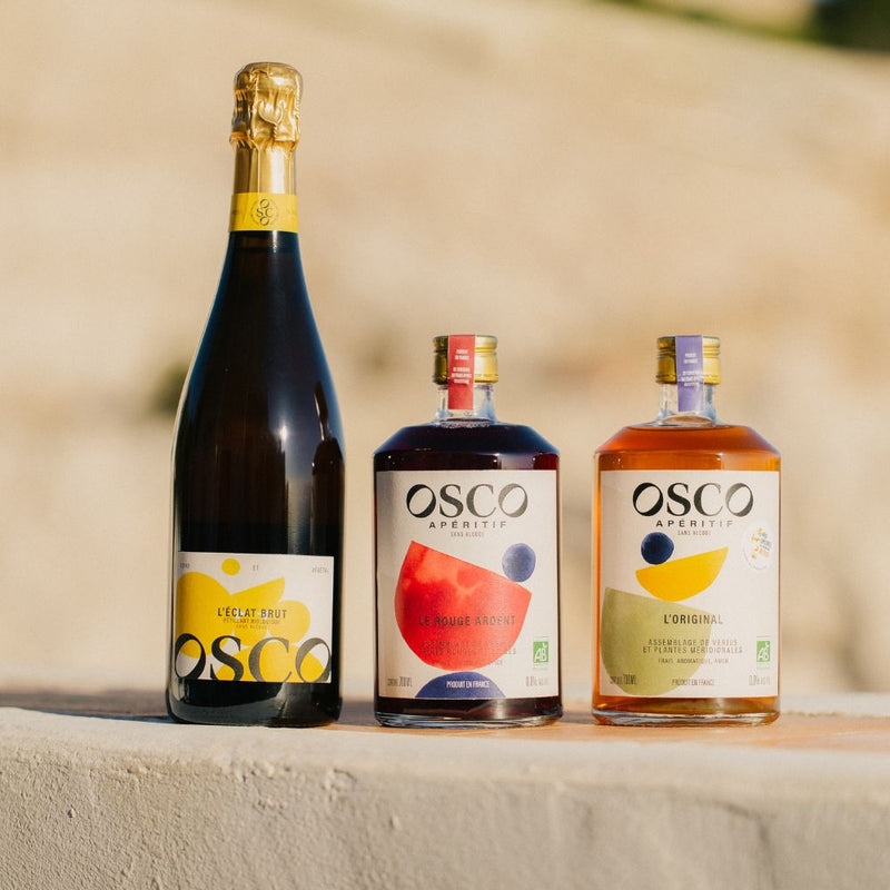 Toute la collection OSCO s'offre à vous = 3 boissons sans alcool aux saveurs raffinées et naturelles. Fabriqués en France et bio, ils se déguste très frais en et cocktails sans alcool. L'Éclat Brut, sans sucres ajoutés est faible en calories et sec en bouche.